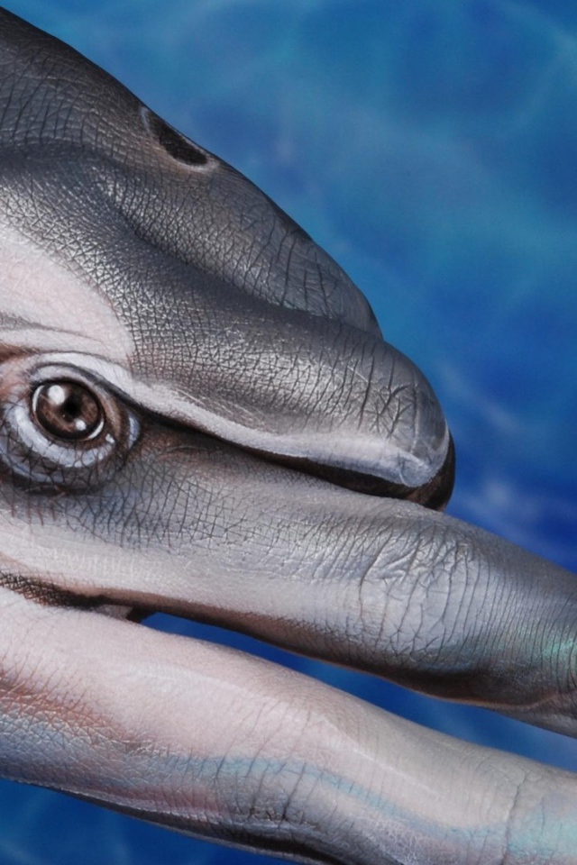 Рука изображает дельфина