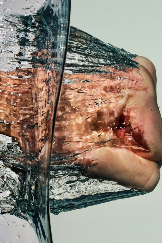 Рука пробивает воду