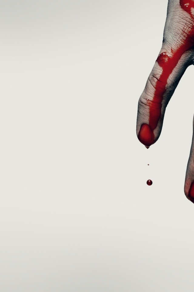 Рука в крови на сером фоне