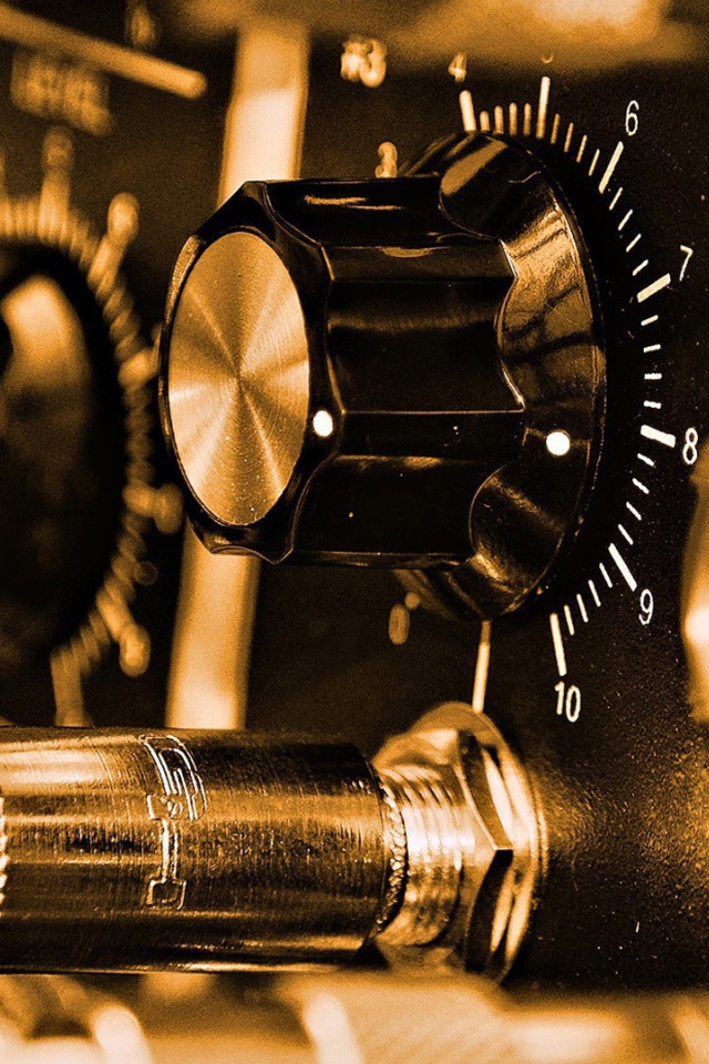 Ручки на пульте звукорежиссера