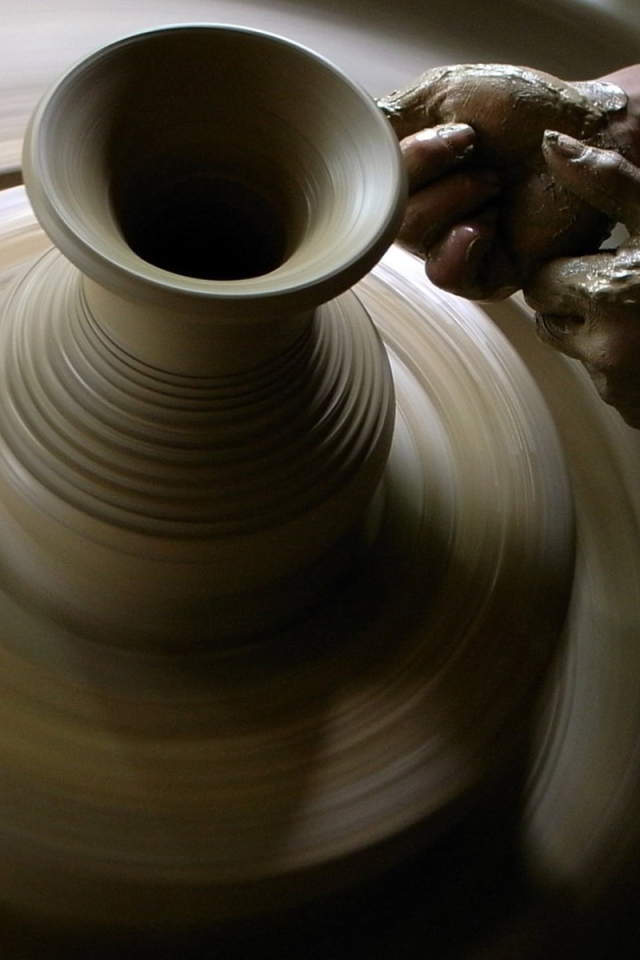 Руки гончара за работой