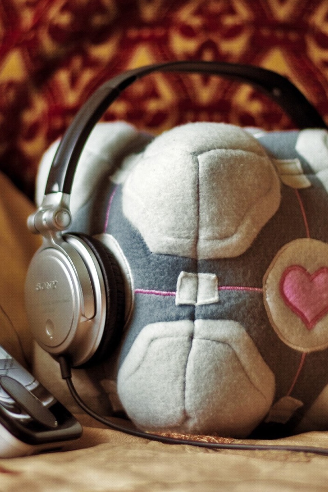 Наушники одеты на плюшевый куб