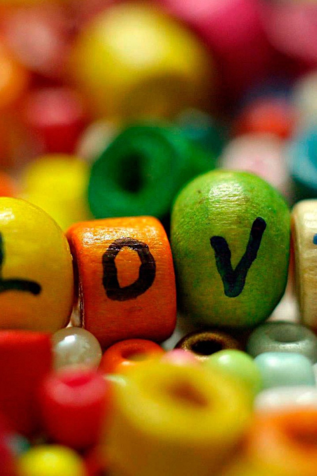 Надпись Любовь на деревянных бусинках