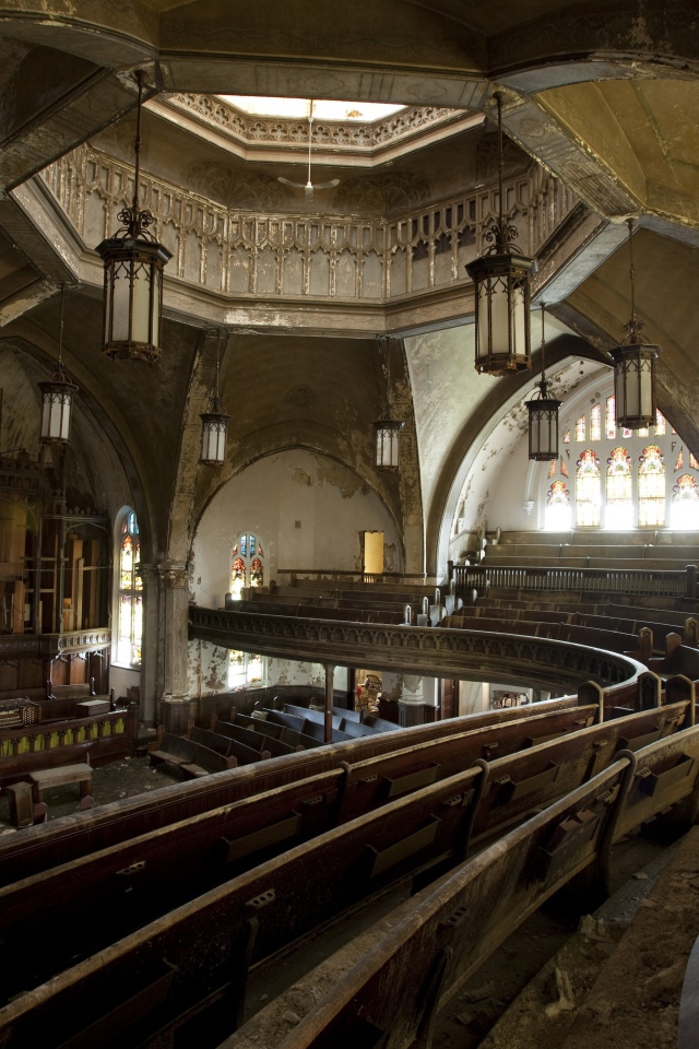 Интерьер заброшенной церкви