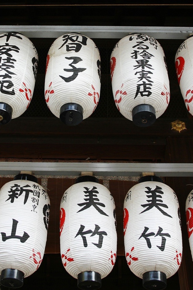 Японские фонарики под крышей