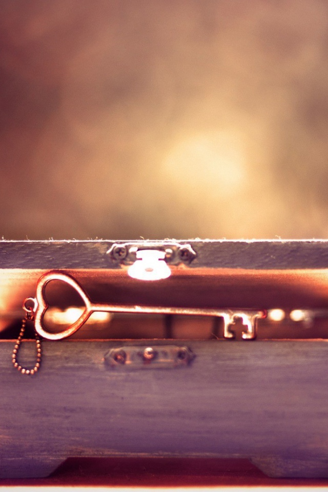 Ключ и деревянная шкатулка