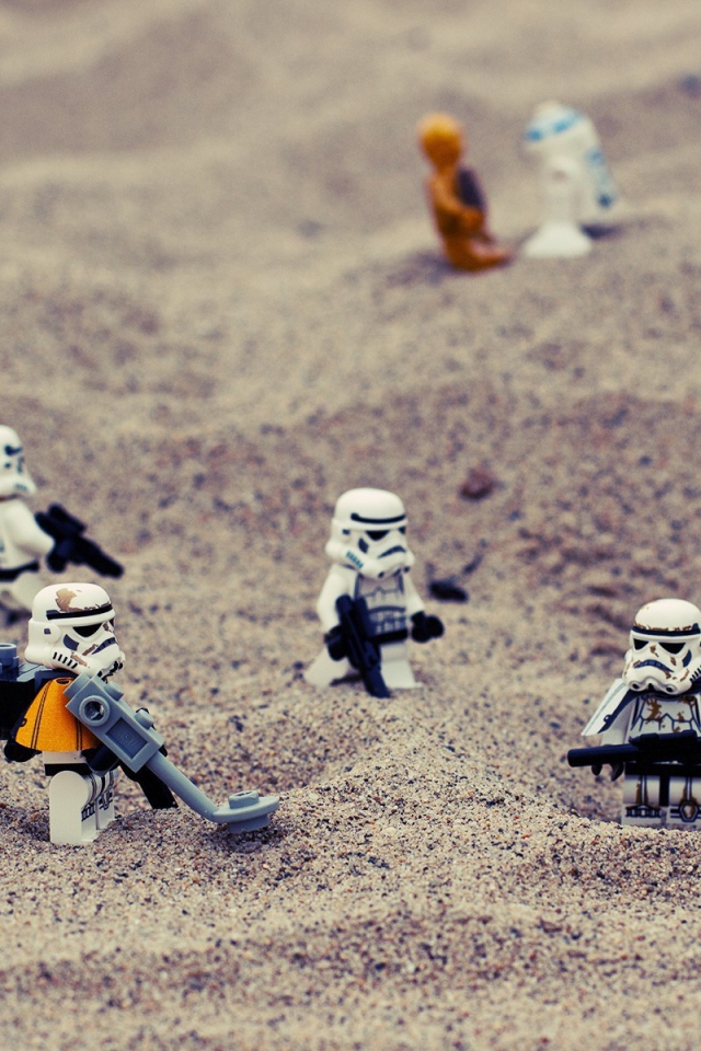 Фигурки ЛЕГО на песке