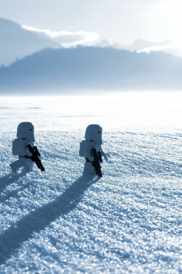 Фигурки ЛЕГО на снегу