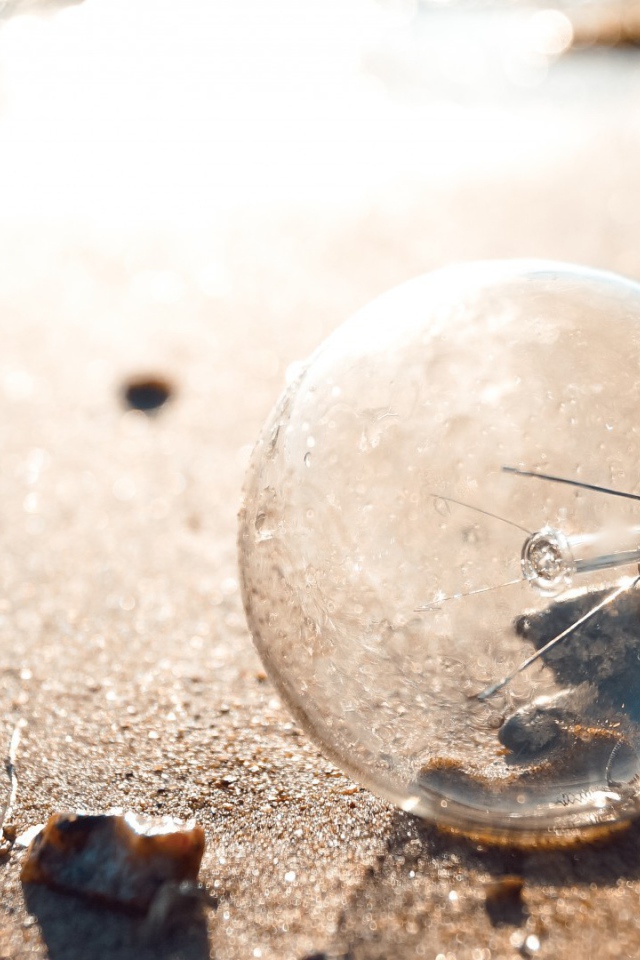 Перегоревшая лампочка на земле