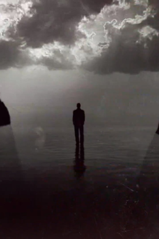 Человек между двух скал