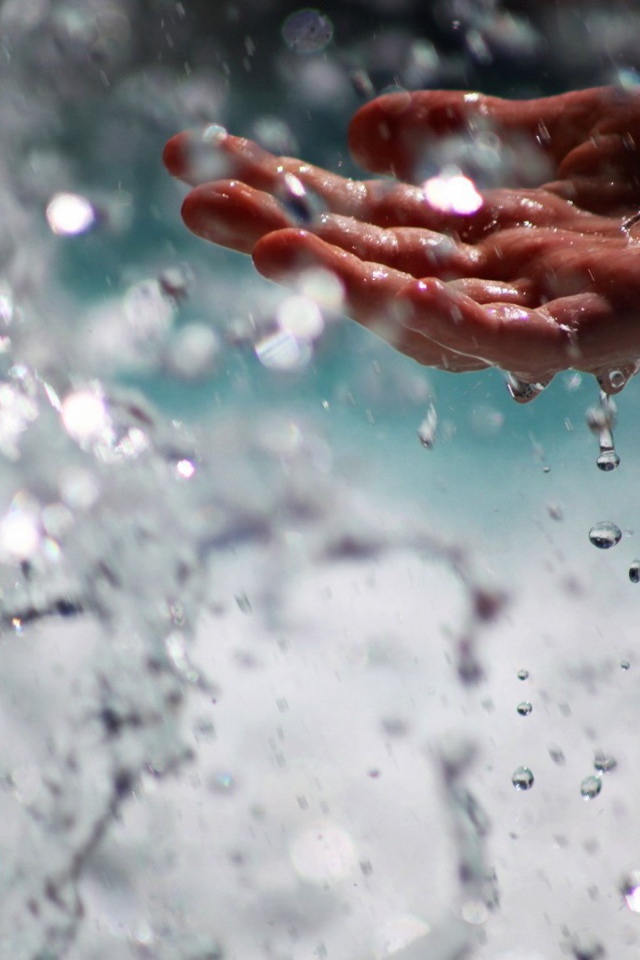 Человек ловит воду рукой