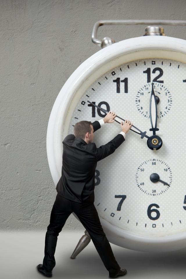 Человек держит стрелку часов