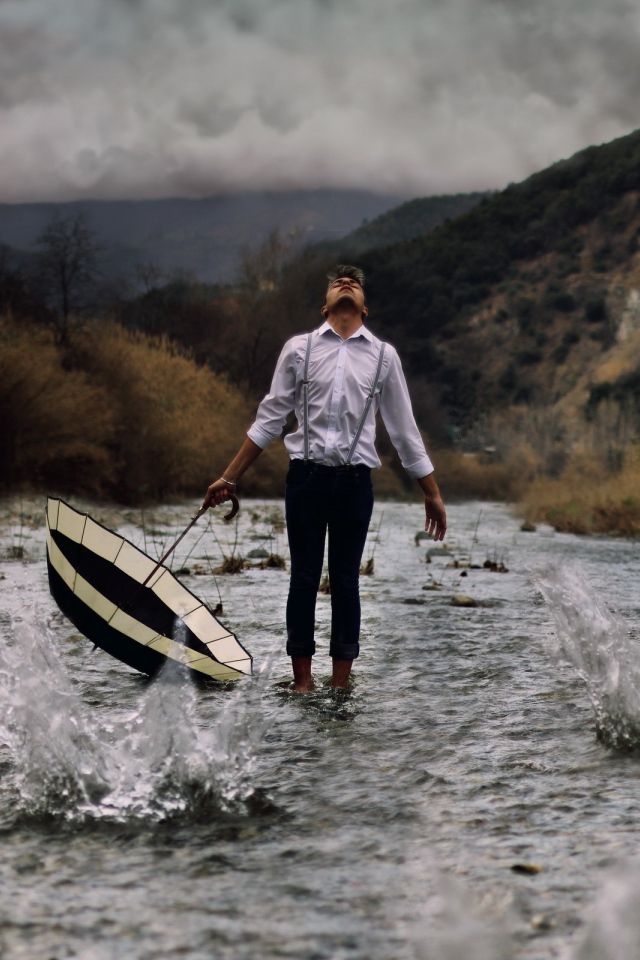 Парень с зонтом в реке
