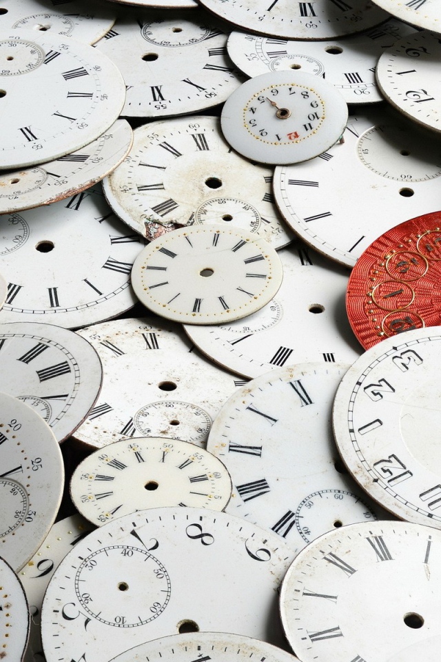 Много циферблатов для часов