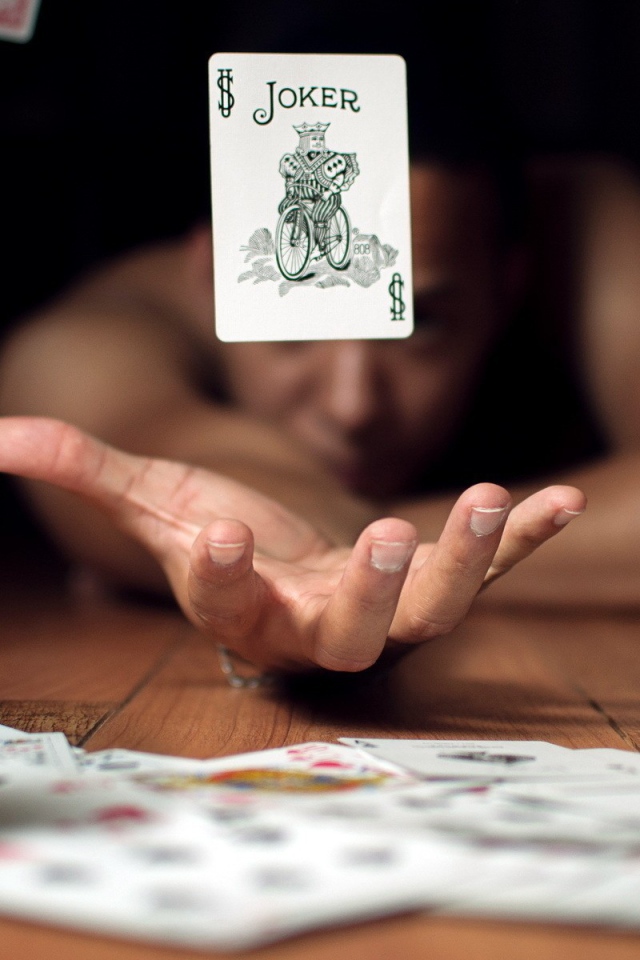 Карта парит над рукой фокусника