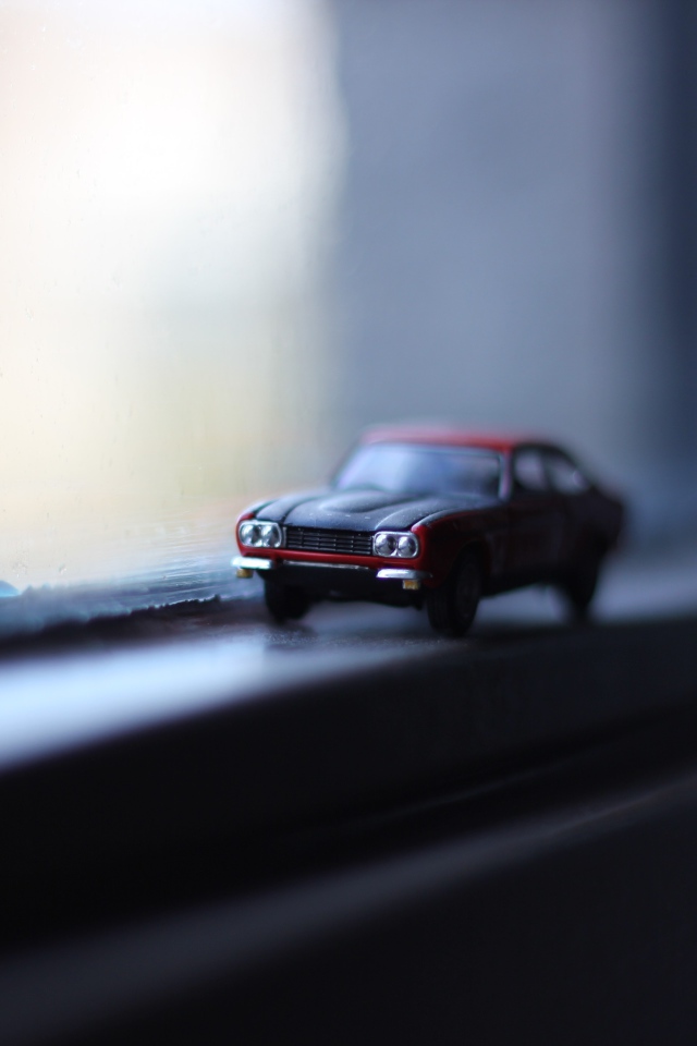 Модель автомобиля у окна