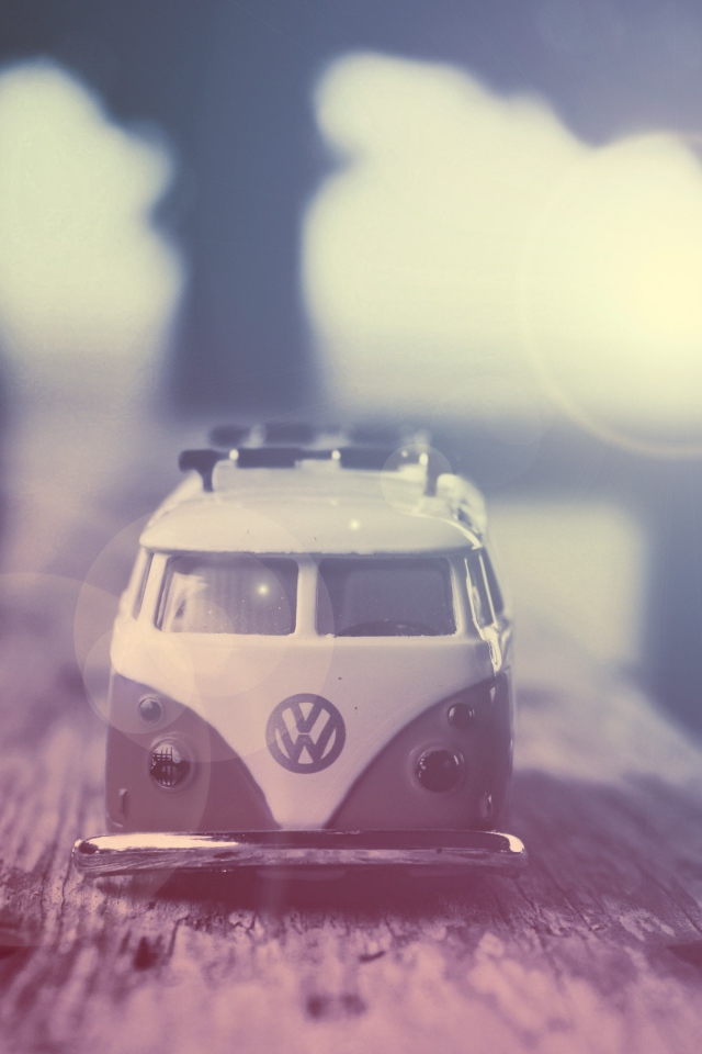 Модель старого автомобиля на доске