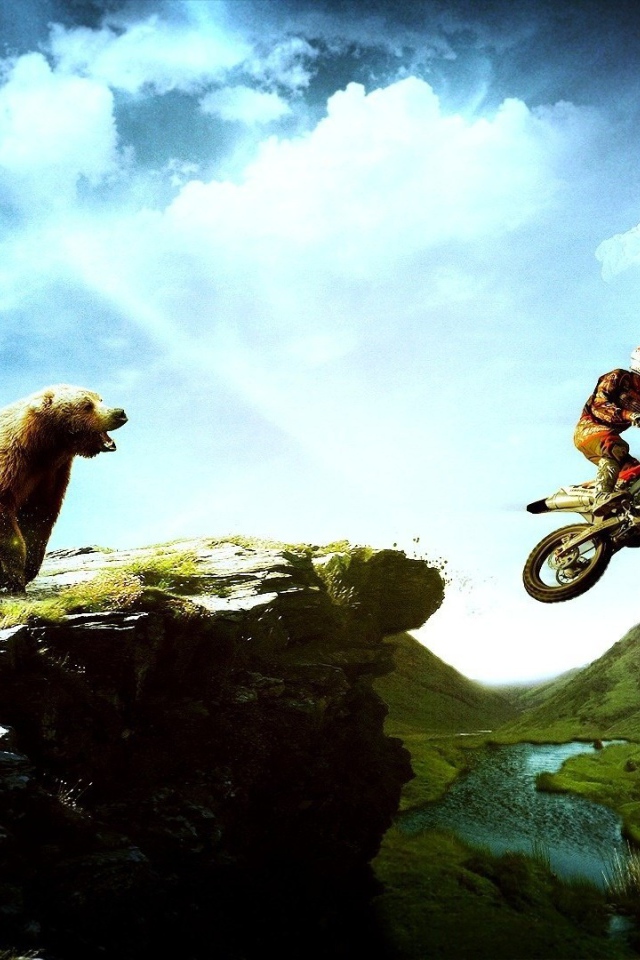 Мотоциклист убегает от медведя