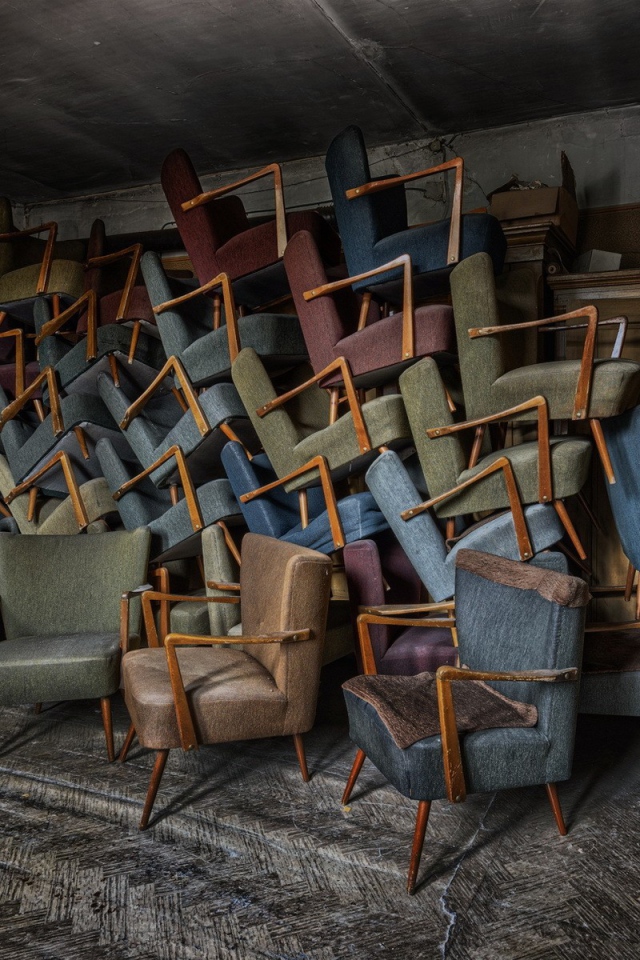 Гора старых кресел