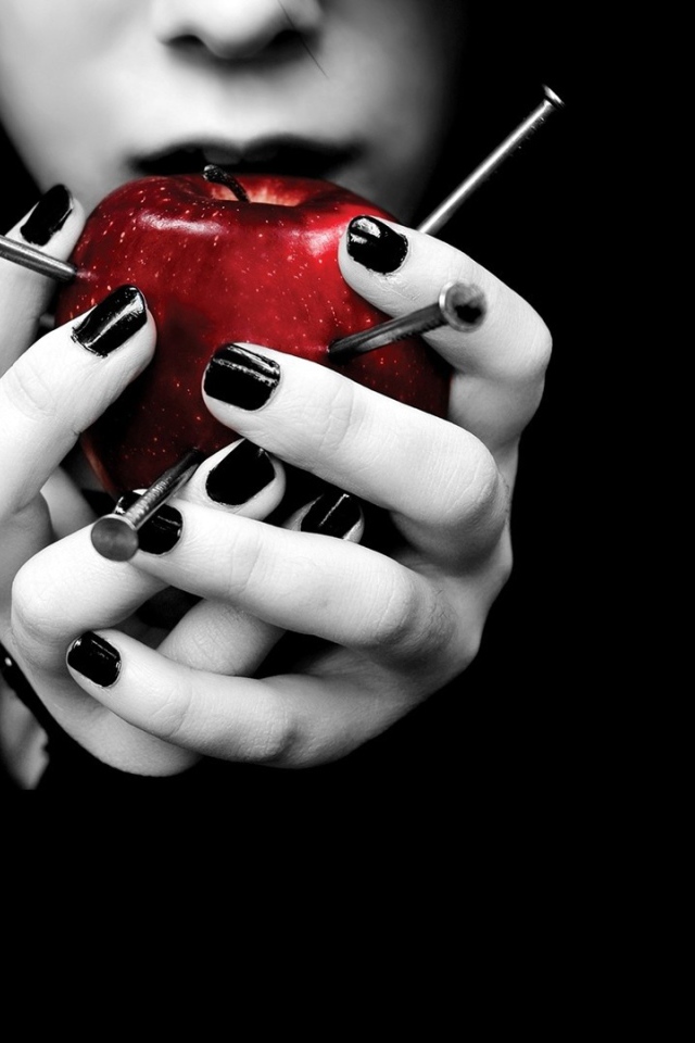 Гвозди в яблоке