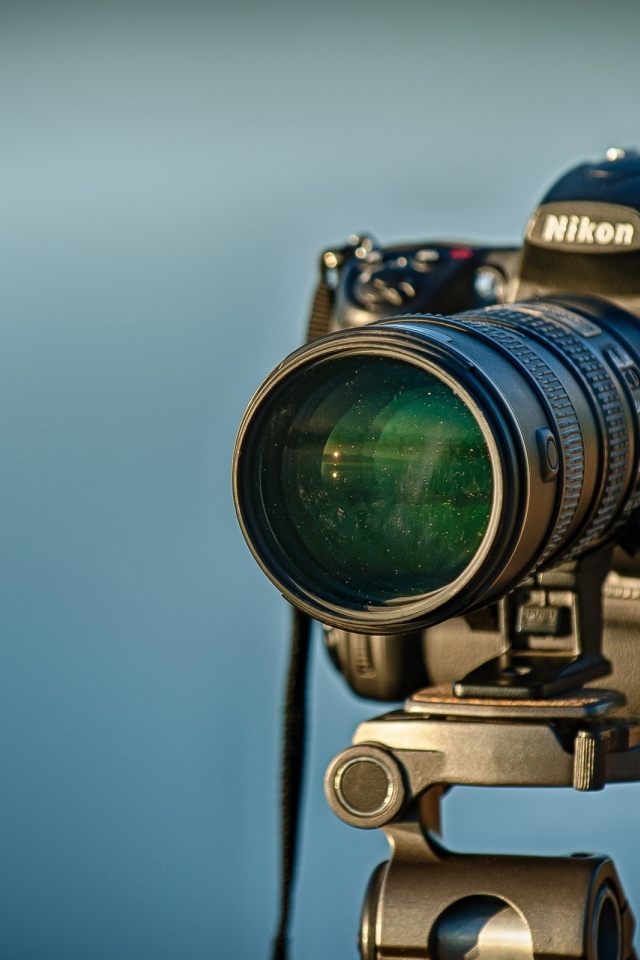 Фотоаппарат Nikon на треноге