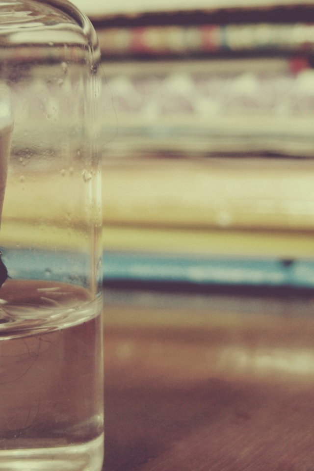 Записка лежит в стеклянной бутылке