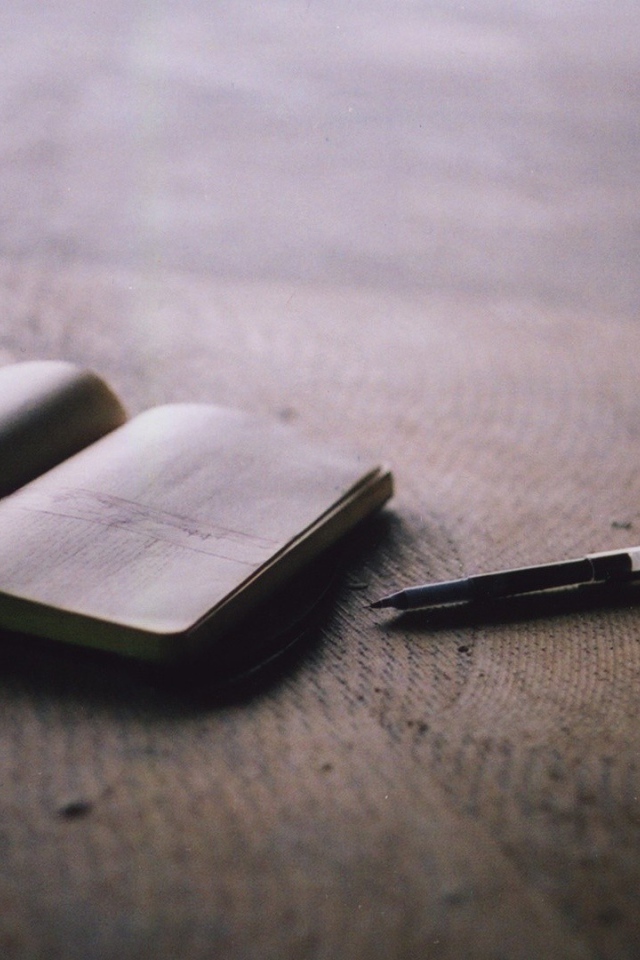 Записная книжка и ручка на полу