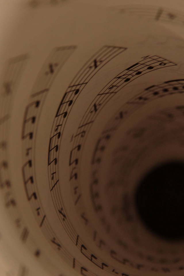 Ноты свернуты в трубку