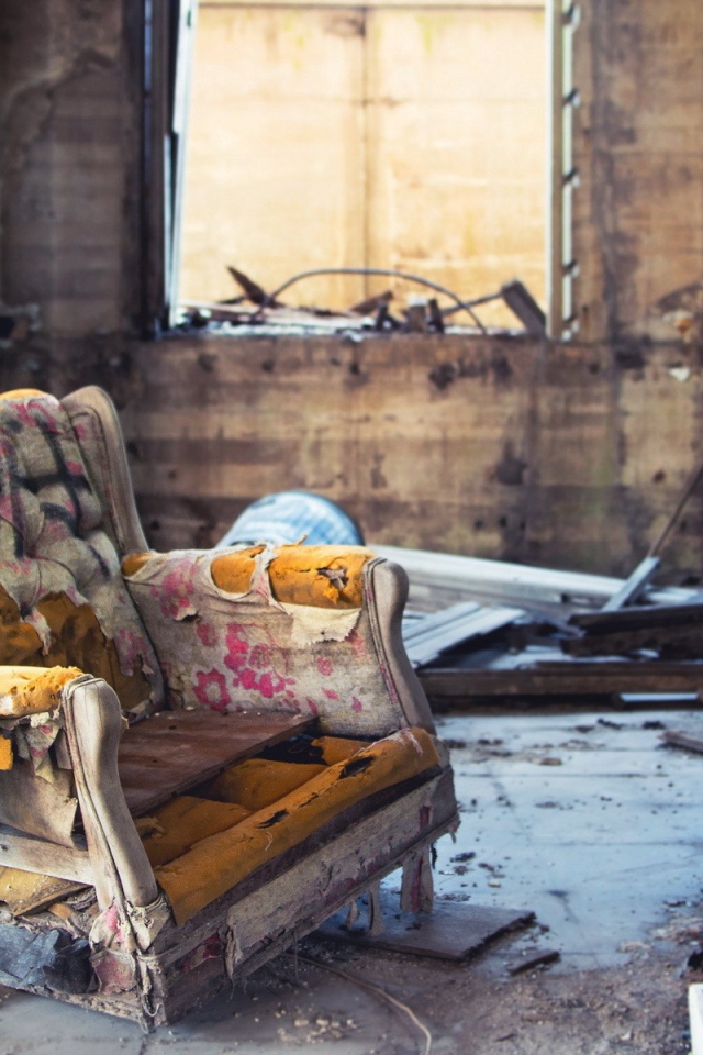 Старое кресло в разрушенном доме