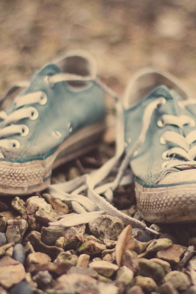 Старые кеды на гальке