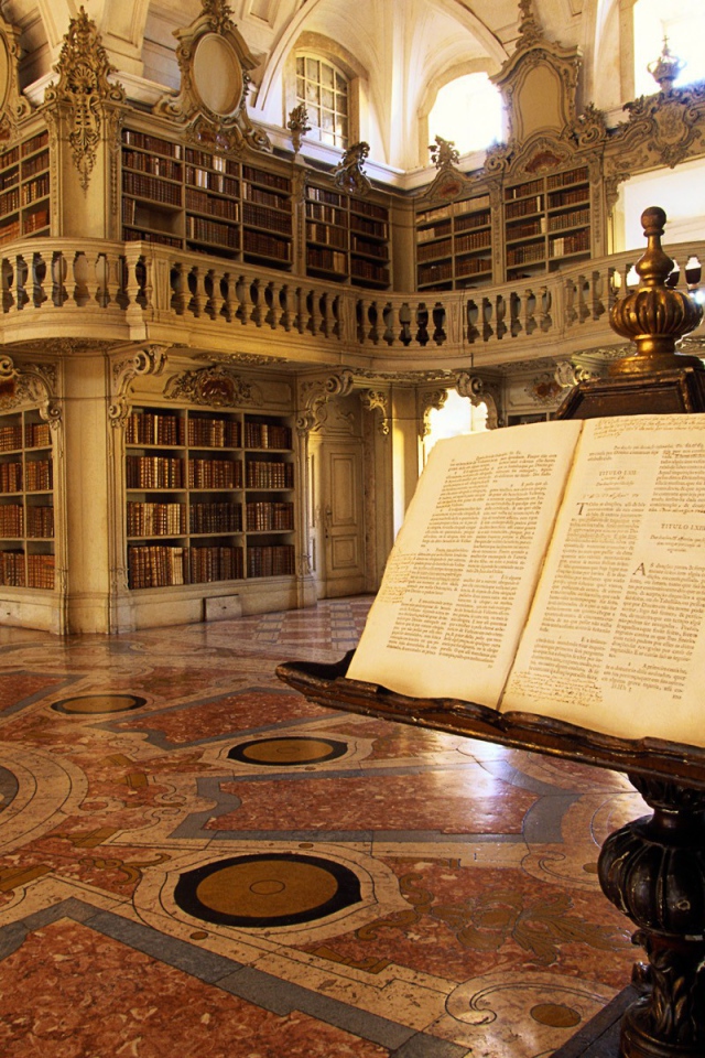 Раскрытая книга на стойке в библиотеке