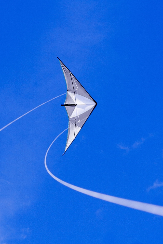 Бумажный самолет в синем небе