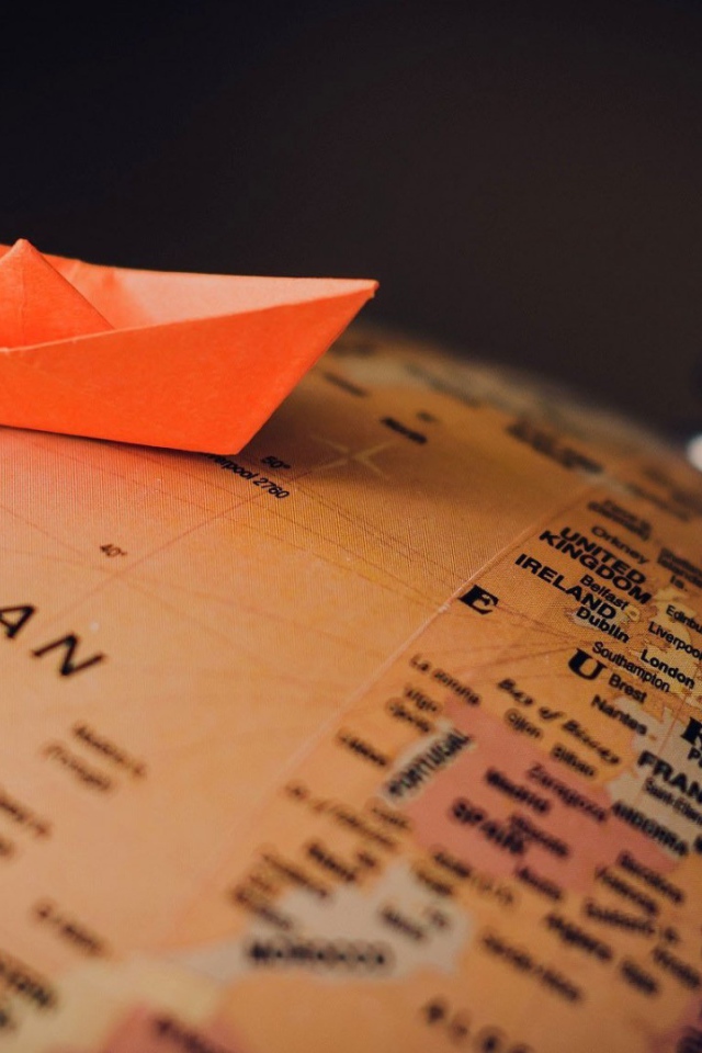 Бумажный кораблик на глобусе