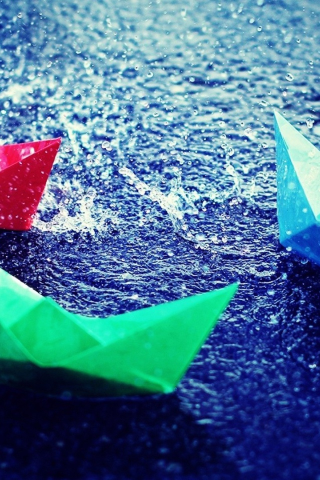 Бумажные кораблики на воде