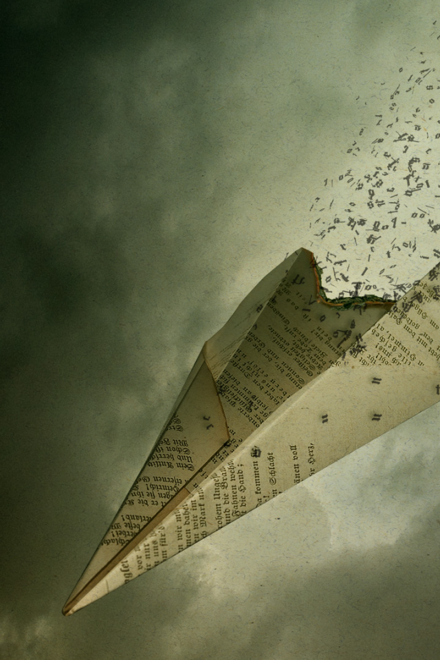 Бумажный самолет теряет буквы