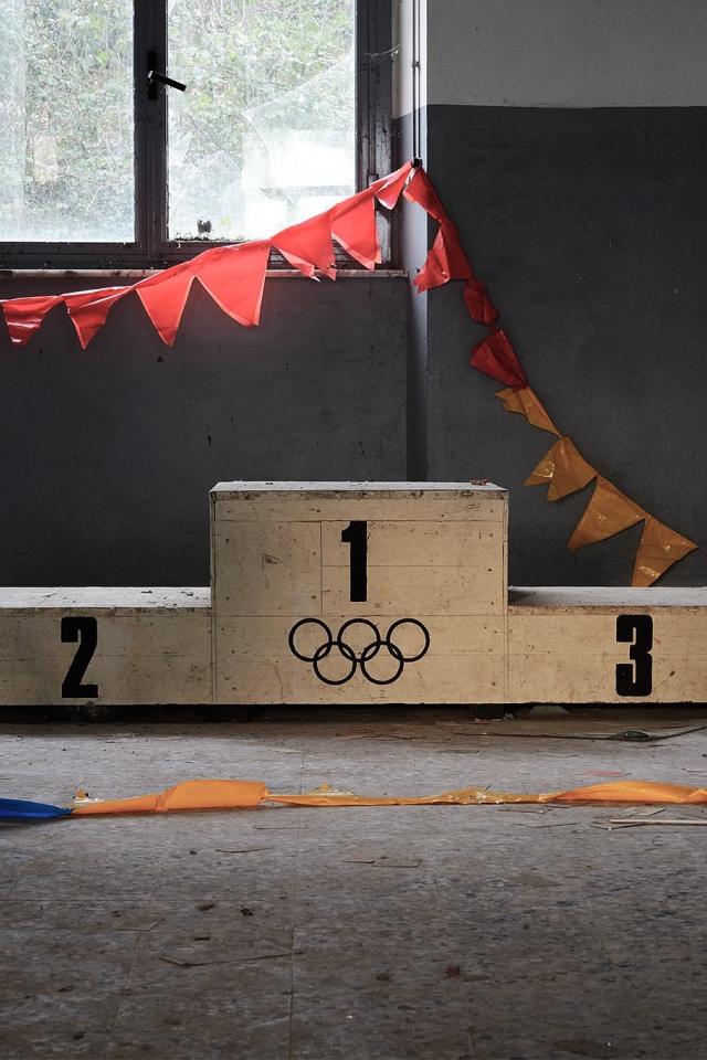 Пьедестал в заброшенном зале