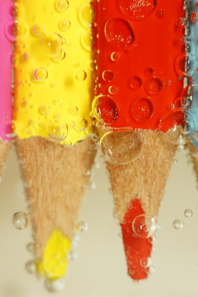 Карандаши в пузырьках воды