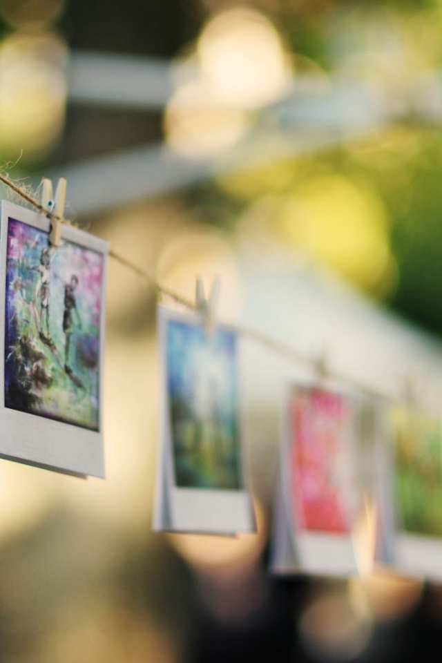 Фотографии висят на веревке