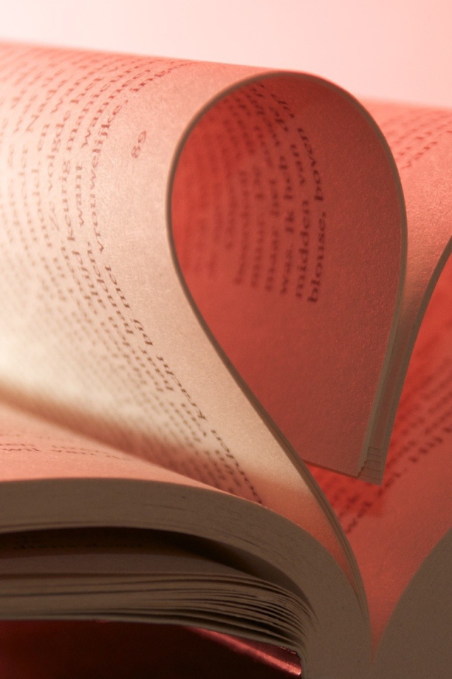 Розовое сердце из книжных страниц