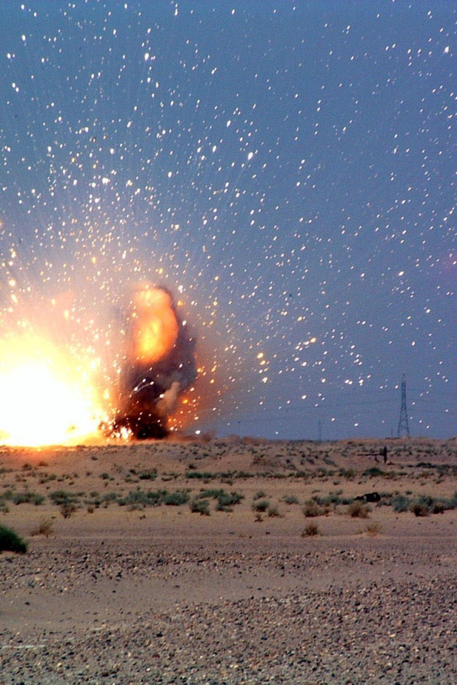 Мощный взрыв снаряда