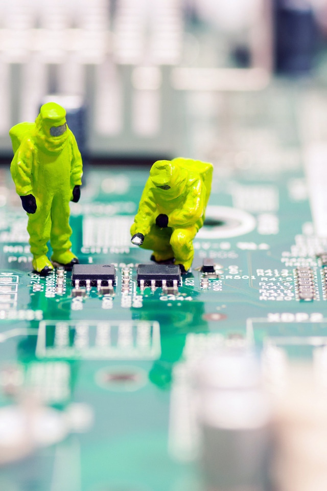 Ремонтники на компьютерной плате