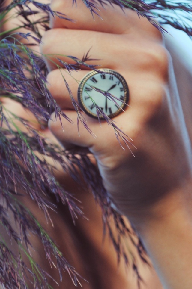 Кольцо в виде часов на руке