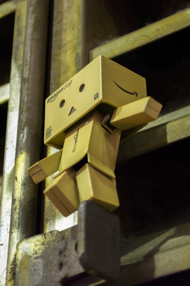 Робот Дандо на решетке вентиляции