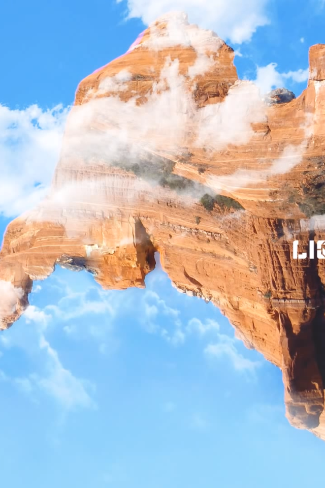 Скала летит в облаках