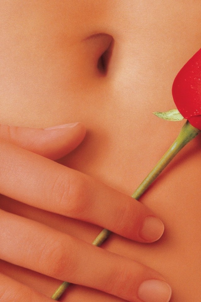 Роза на животе у девушки