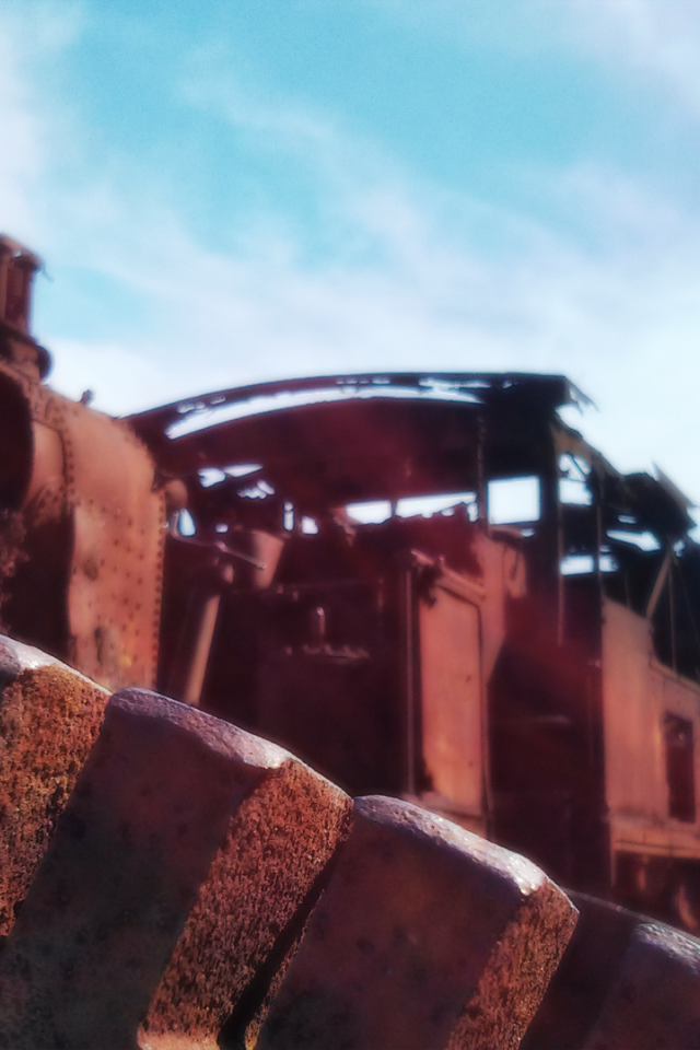 Ржавый паровоз на свалке