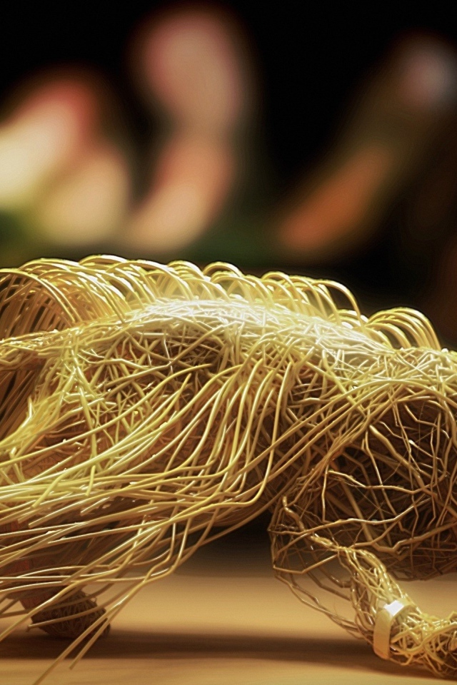 Скульптура зверя из макарон