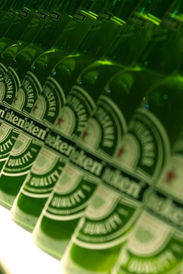 Ряд бутылок пива Heineken на полке