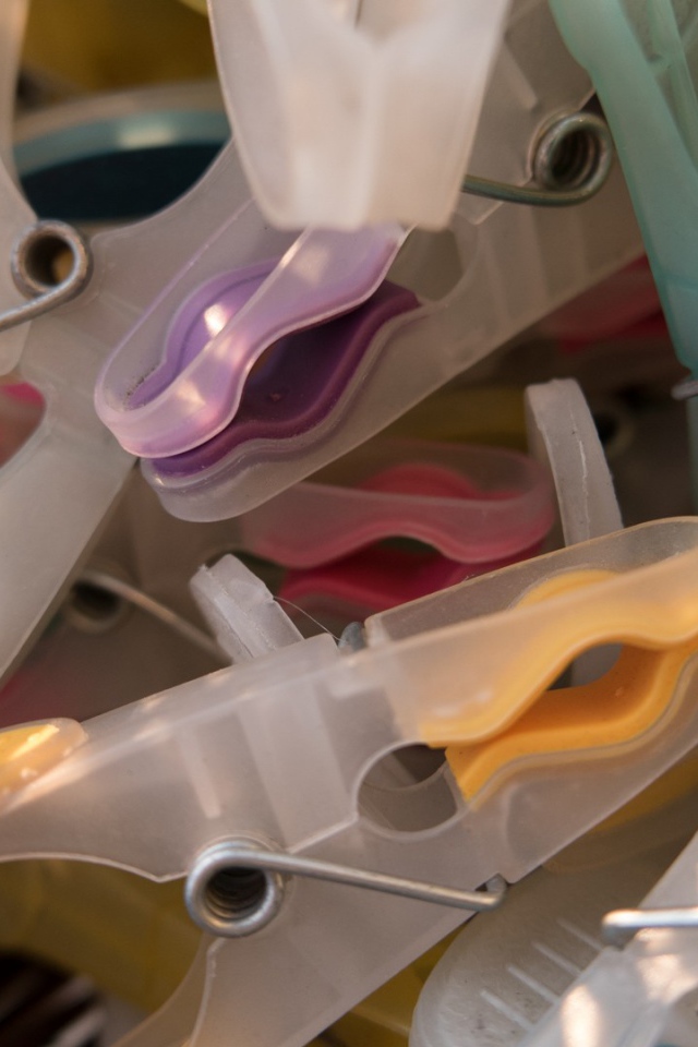 Несколько бельевых прищепок