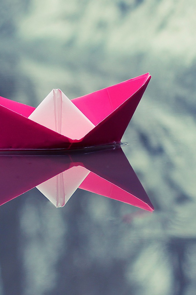 Кораблик из красной бумаги